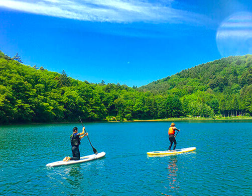 カップルで一緒にSUPクルージング