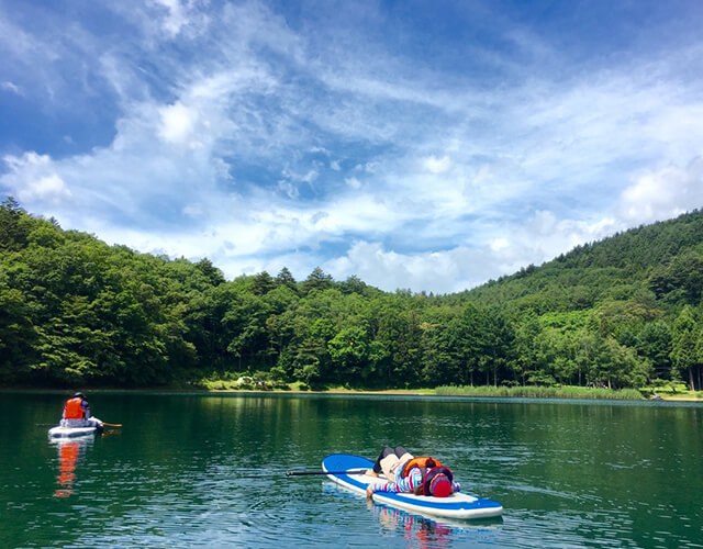 四尾連湖（しびれこ）の湖上で昼寝